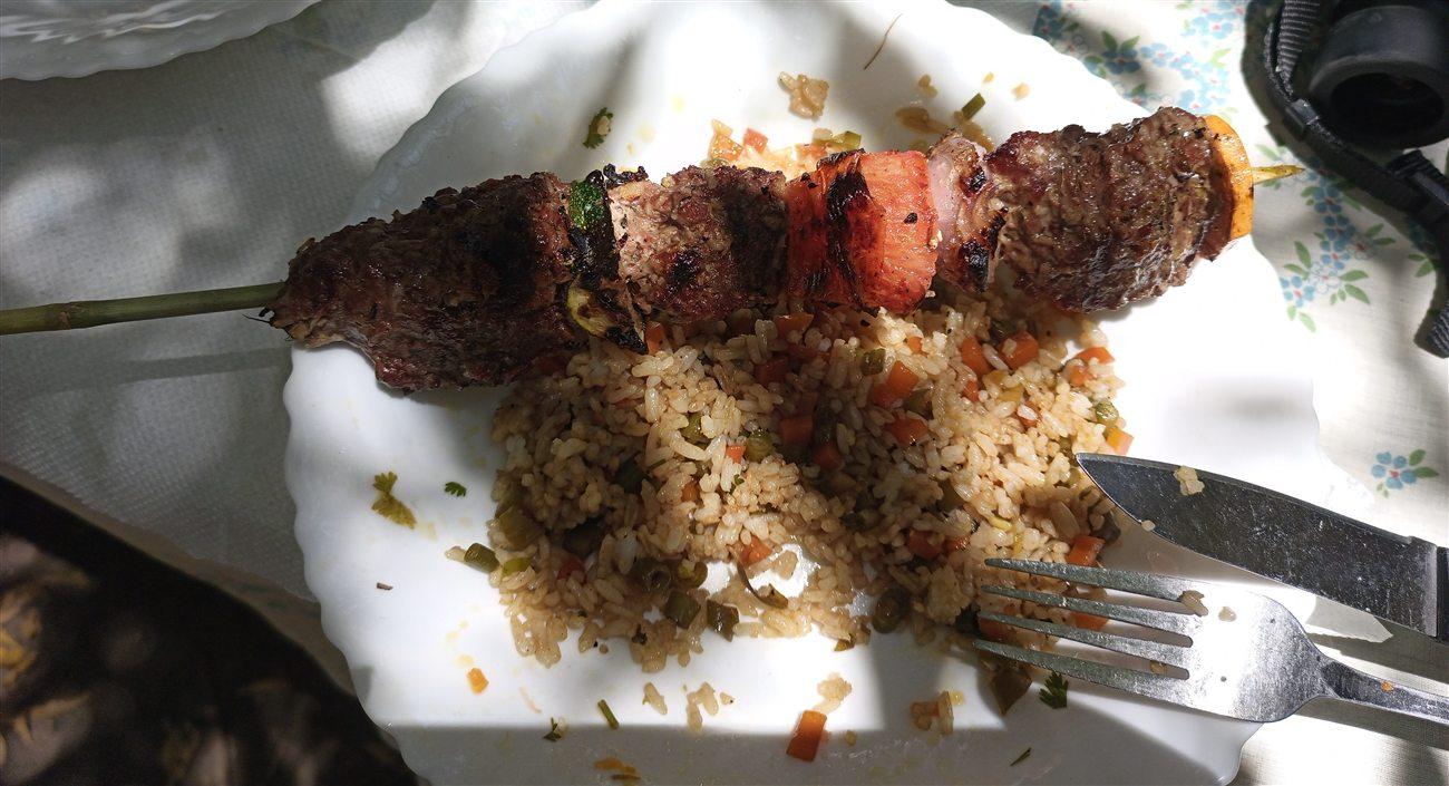 Brochette de zébu grillée, le masikita, servie avec du riz.